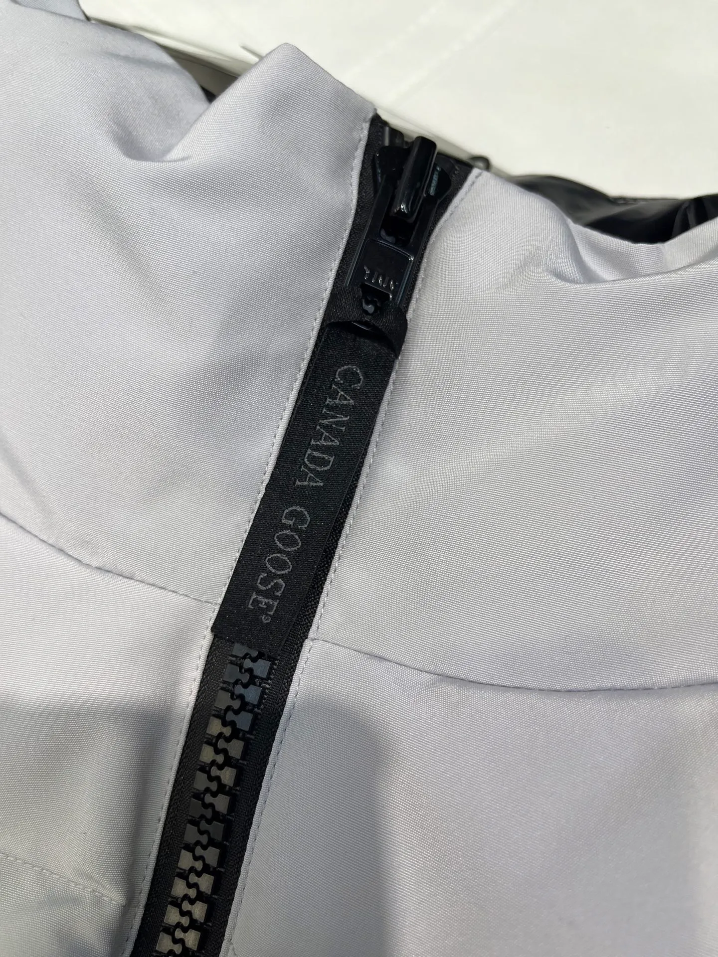 P660 Canadian Grandview black label women's short vest.  Constructed from Arctic Tech recycled fabric®, it features a cinchable hem for sleek styling and storage. Color: Polaris white, black, beige, soft light pink.  Size: s-xl